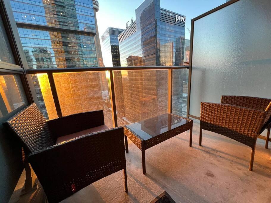 Prestigious 2-Bdrm Condo - Across From Scotiabank Arena Toronto Exterior foto
